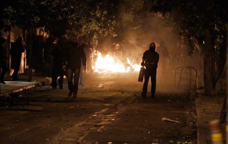 Χ. Τρικούπη: Επίθεση με μολότοφ κατά διμοιρίας των ΜΑΤ