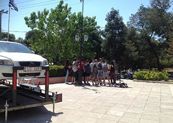 Μαθαίνοντας τους νέους να οδηγούν