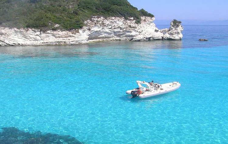 Αυτές είναι οι ελληνικές παραλίες με «γαλάζιες σημαίες»