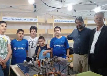 «Μια ομάδα παιδιών του δημοτικού σχολείου εντυπωσιάζει με τα “έξυπνα ρομπότ της Πεύκης”»