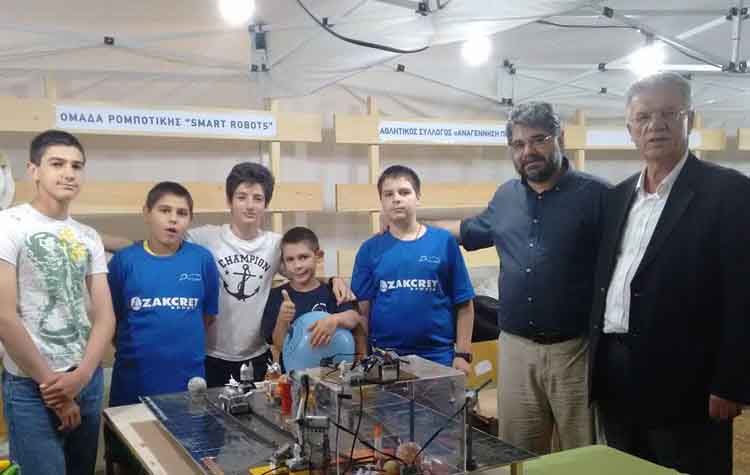 «Μια ομάδα παιδιών του δημοτικού σχολείου εντυπωσιάζει με τα “έξυπνα ρομπότ της Πεύκης”»