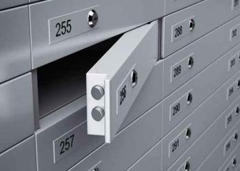 Χειροπέδες σε έξι τραπεζοϋπάλληλους που κατηγορούνται για κλοπές από θυρίδες