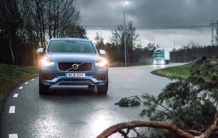 Η Volvo Cars και η Volvo Trucks μοιράζονται live δεδομένα για την οδική ασφάλεια