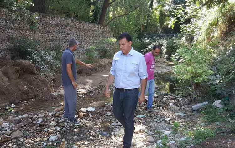 Συνεχίζονται οι καθαρισμοί και ψεκασμοί ρεμάτων στη βόρεια Αθήνα