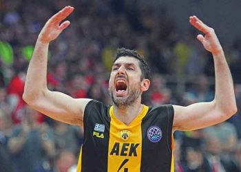 Ο Βασίλης Ξανθόπουλος στο camp του Πανερυθραϊκού