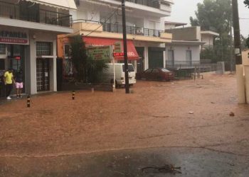 Πλημμύρες σε Μάνδρα-Μαγούλα - Ποτάμια οι δρόμοι