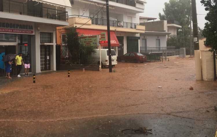 Πλημμύρες σε Μάνδρα-Μαγούλα - Ποτάμια οι δρόμοι
