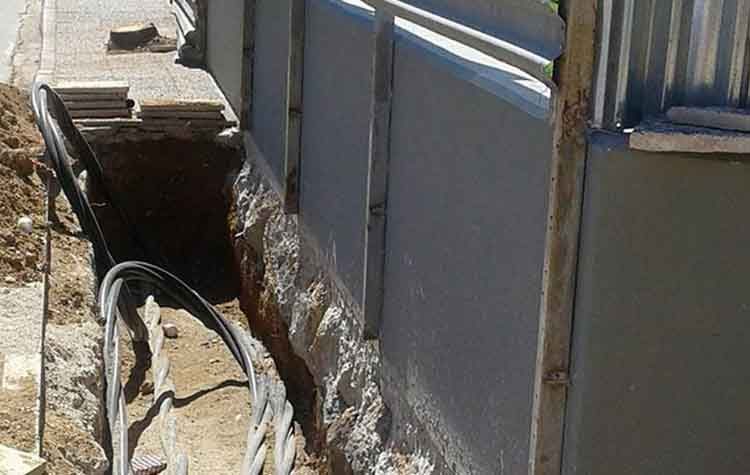 «Η διοίκηση του Δήμου έκοψε δυο μεγάλα πεύκα αντί να μεγαλώσει ένα … πεζοδρόμιο»