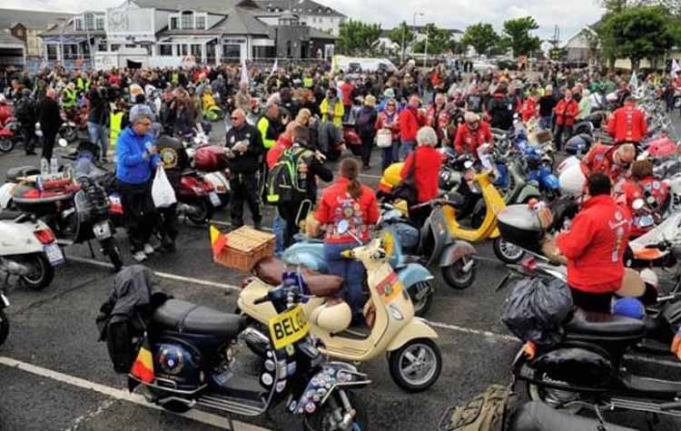 Vespa Club από 37 χώρες και παρέλαση χιλιάδων Vespa