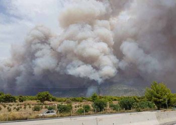 Μάχη με τις φλόγες στη Κινέτα
