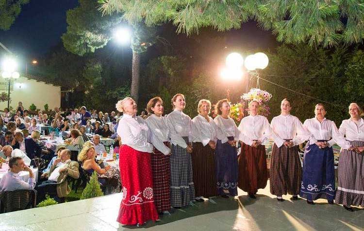 Αναβίωση μικρασιατικού εθίμου στον κήπο του Λαογραφικού Μουσείου στη Νέα Ερυθραία