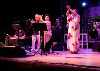 Μελωδικό αφιέρωμα σε Τσιτσάνη - Καζαντζίδη στο Αίθριο Θέατρο