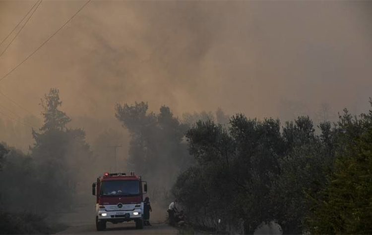 Σε εξέλιξη η φωτιά στην Εύβοια