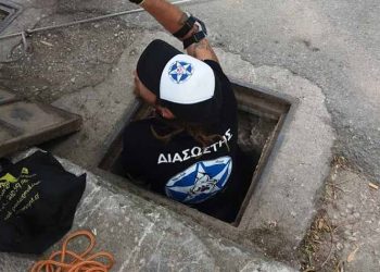 Επιχείρηση διάσωσης κουταβιού που έπεσε σε φρεάτιο