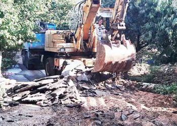 «Ταμπουρωμένοι» στις δύο όχθες