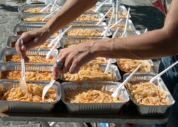 100 μερίδες φαγητού καθημερινά και τον Αύγουστο σε ανθρώπους που έχουν ανάγκη