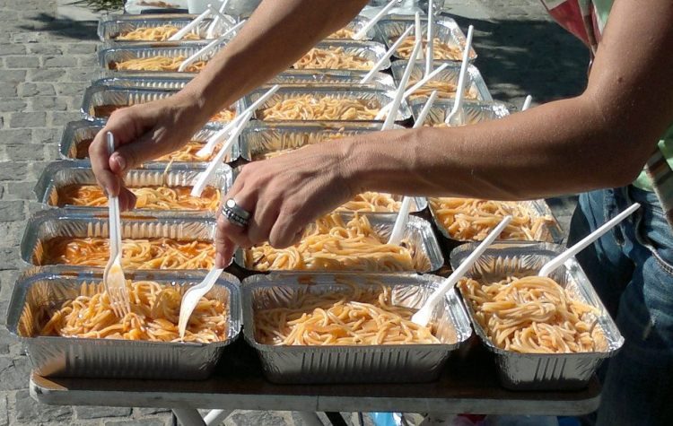 100 μερίδες φαγητού καθημερινά και τον Αύγουστο σε ανθρώπους που έχουν ανάγκη