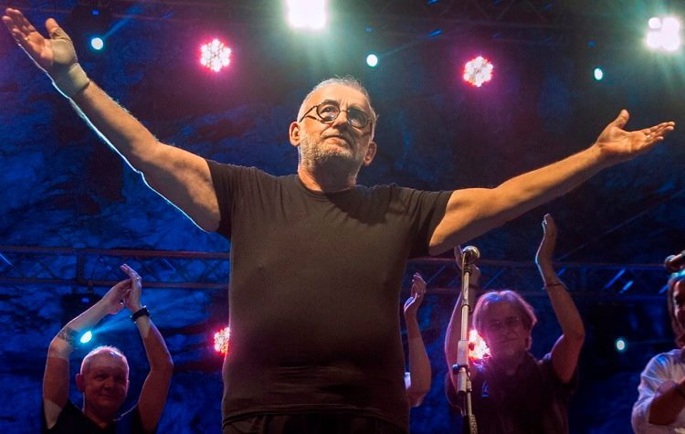 Εξαντλήθηκαν οι κάρτες εισόδου για τη συναυλία του Θάνου Μικρούτσικου