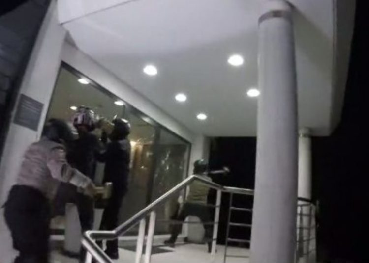 Επίθεση «Ρουβίκωνα» στα γραφεία του ομίλου επιχειρήσεων Μυτιληναίος