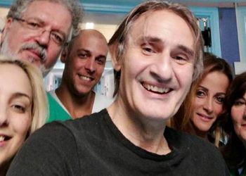 H ευχαριστήρια φωτογραφία του Άκη Σακελλαρίου μέσα από την Εντατική