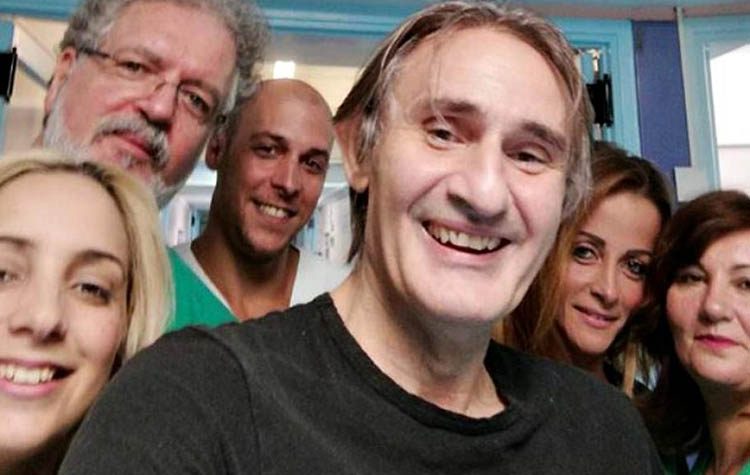 H ευχαριστήρια φωτογραφία του Άκη Σακελλαρίου μέσα από την Εντατική