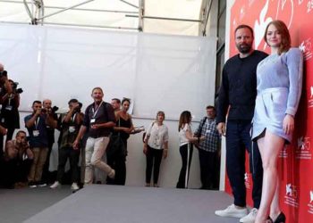 Η Έμμα Στόουν μαζί με τον Γιώργο Λάνθιμο στο Φεστιβάλ Βενετίας