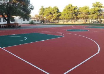 Ειδικά δάπεδα στα γήπεδα μπάσκετ και βόλεϊ σε προαύλια σχολείων της πόλης