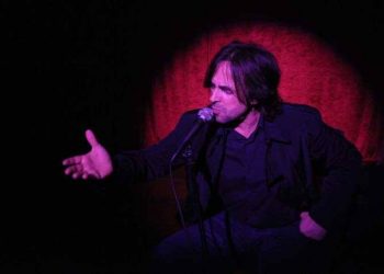 Βασίλης Λέκκας στη Ρεματιά σε ατμόσφαιρα φιλμ νουάρ