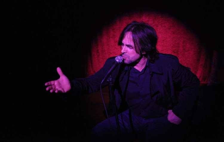 Βασίλης Λέκκας στη Ρεματιά σε ατμόσφαιρα φιλμ νουάρ