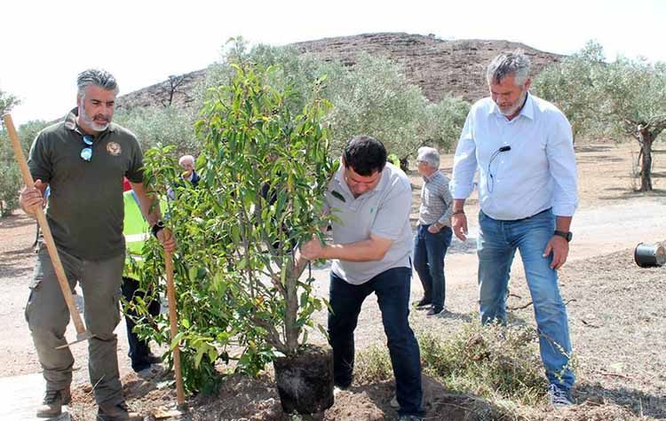 Στη δενδροφύτευση στην Ι.Μ. Παντοκράτορος Νταού Πεντέλης ο Τάσος Μαυρίδης