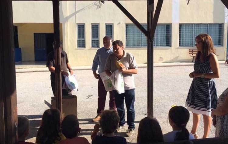 Καλωσόρισμα στα πρωτάκια με ευχές και δώρα από τον δήμαρχο