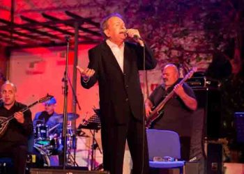 «Ταξίδεψε» το κοινό με την φωνή του Μανώλη Μητσιά