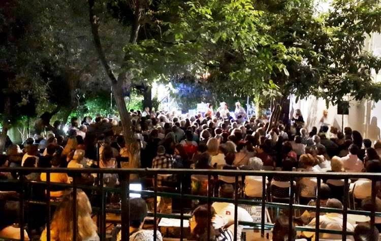Πλήθος κόσμου και πολιτιστικών εκδηλώσεων στο προάστιο