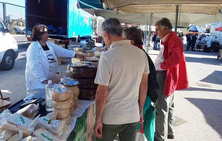 Πιστοί στο ραντεβού με τους πάγκους των παραγωγών στο Μαρούσι
