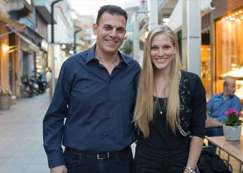 Η Σάρα Εσκενάζυ υποψήφια με Καραμέρο στο Μαρούσι