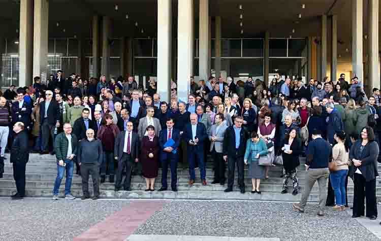 Αλυσίδα περιφρούρησης από καθηγητές στη Φιλοσοφική