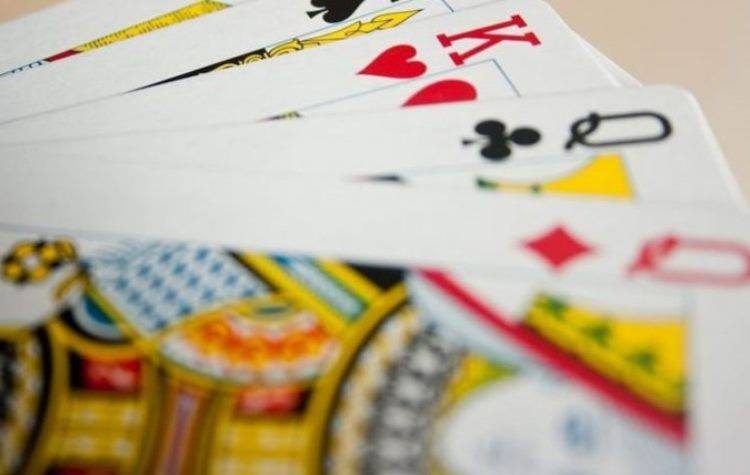 Στα «χέρια» της ΕΛ.ΑΣ. διαρρήκτες που παραβίαζαν πόρτες με… τραπουλόχαρτα