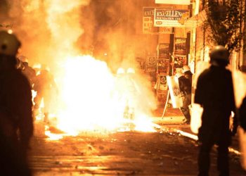 Επίθεση ομάδας αγνώστων με μολότοφ στο Α.Τ. Ομονοίας - Τέσσερις τραυματίες