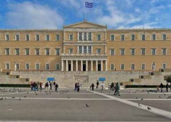 Εισβολή μεθυσμένου οδηγού στο προαύλιο της Βουλής μετά από καταδίωξη