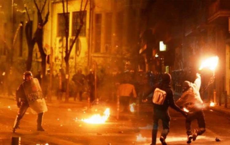 45η Επέτειος Πολυτεχνείου: Εμπόλεμη ζώνη τα Εξάρχεια - 19 συλλήψεις