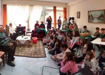 «Πεμπτάκια» του 10ου Δημοτικού επισκέφθηκαν ΚΑΠΗ