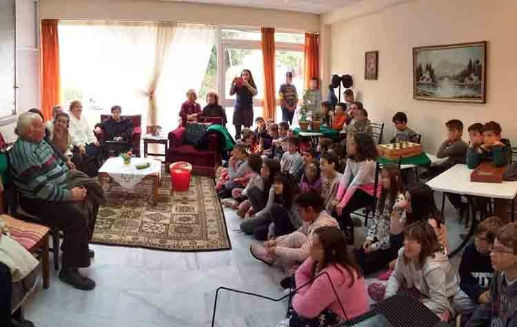 «Πεμπτάκια» του 10ου Δημοτικού επισκέφθηκαν ΚΑΠΗ