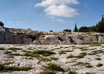 Πνύκα: Άγνωστοι επιτέθηκαν με βαριοπούλες στον αρχαιοφύλακα