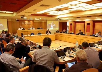 Eπιτροπή για τη Συνταγματική Αναθεώρηση συστήνει η ΚΕΔΕ