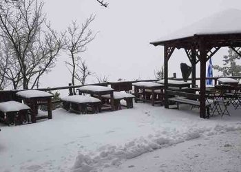 Στα «λευκά» η Πάρνηθα - Στην Αττική έφθασε η «Πηνελόπη»