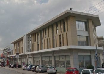 Συγκέντρωση και προσφυγή για τα τραπεζοκαθίσματα στην πλατεία Αγίας Τριάδος