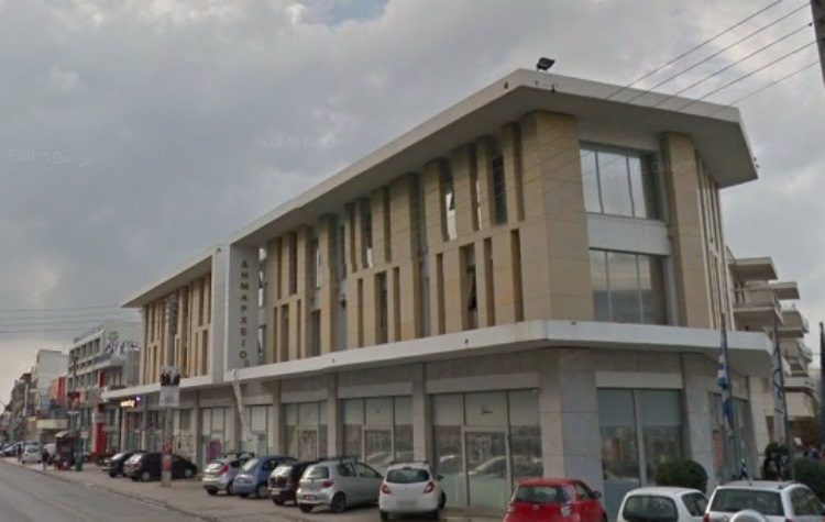 Συγκέντρωση και προσφυγή για τα τραπεζοκαθίσματα στην πλατεία Αγίας Τριάδος