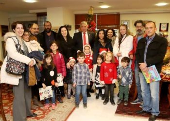 Τα πρωτοχρονιάτικα κάλαντα είπαν τα παιδιά στον Γ. Πατούλη