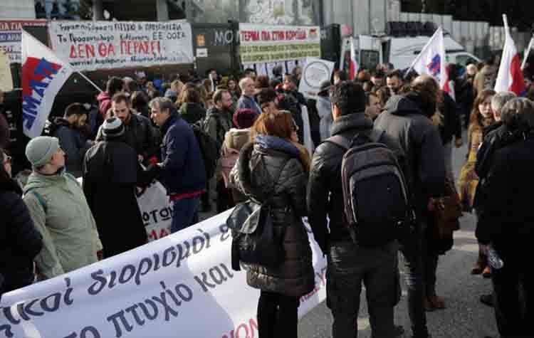 Ένταση σε συγκέντρωση εκπαιδευτικών στο υπουργείο Παιδείας