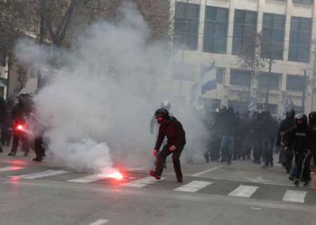 Ένταση και προσαγωγές στην πορεία για τον Αλέξη Γρηγορόπουλο